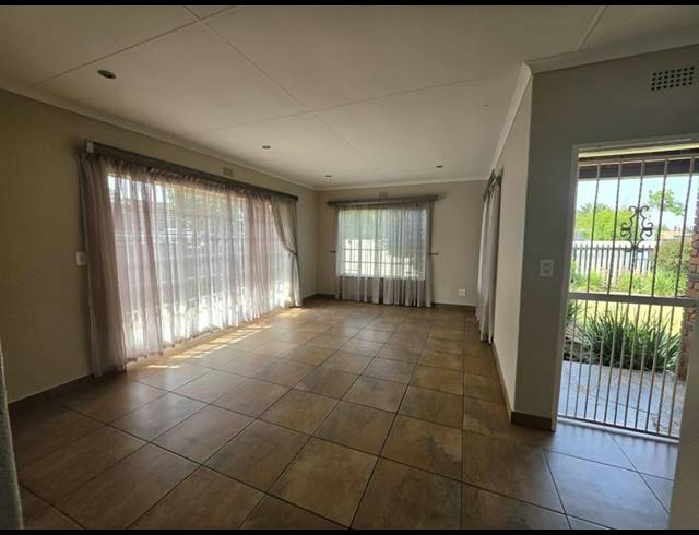 3 BEDROOM HOUSE FOR SALE IN BONAERO PARK